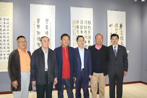 图为（右起）汪碧刚、罗勤、陈春江、长啸、杨念成等在展览现场合影留念。