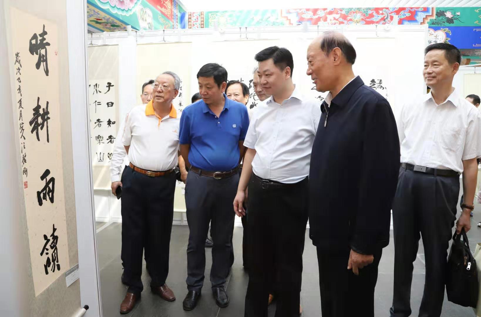 汪碧刚（左三）陪同原中央军委委员、总政治部主任李继耐上将（右二）参观展览